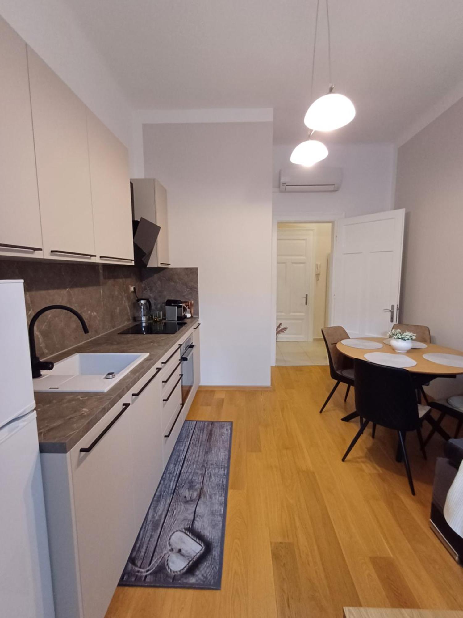 Apartma Zdenka - 100 M From The *